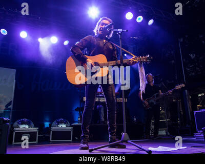 A Mülheim an der Ruhr, Germania. 10 Ago, 2019. Cantante britannico Albert Hammond suona presso Ruhrbühne 2019 come parte del suo libro dei Canti di Tour. Credito: Immagini vibranti/Alamy Live News Foto Stock