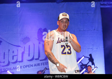 Berlino, Germania. 10 Ago, 2019. Pietro Lombardi al Schlager-Olymp Aria aperta a Im Freizeit- und Erholungspark Berlin Lübars Credito: Georg Wenzel/dpa-Zentralbild/ZB/dpa/Alamy Live News Foto Stock