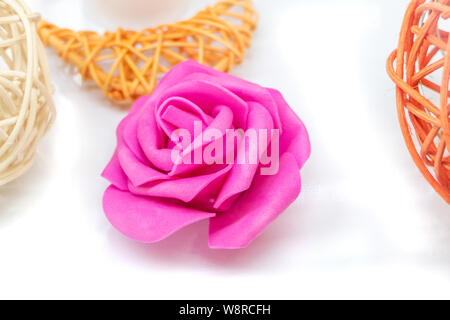 Sfera di rattan e fiore di materiale su bianco Foto Stock