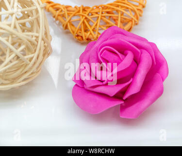 Sfera di rattan e fiore di materiale su bianco Foto Stock