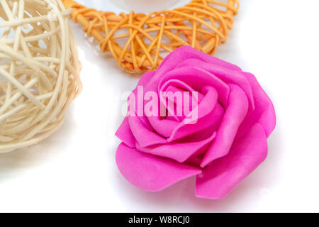 Sfera di rattan e il materiale è salito su bianco Foto Stock