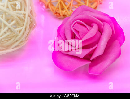 Sfera di rattan e il materiale è salito sul rosa Foto Stock