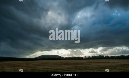 Un cielo tempestoso oltre Cley Hill, Warminster, Wiltshire, su una sera di agosto Foto Stock