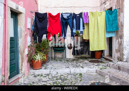 Lisbona, Portogallo - 23 Febbraio 2019: stendibiancheria in Alfama Foto Stock