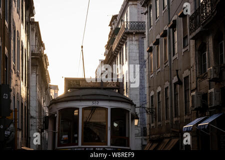 Lisbona, Portogallo - 23 Febbraio 2019: Tram 28 Foto Stock