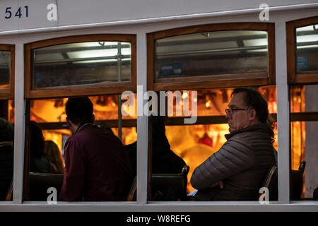 Lisbona, Portogallo - 23 Febbraio 2019: Persone a cavallo del tram di Lisbona Foto Stock