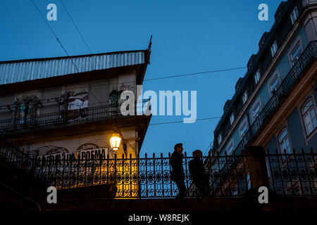 Lisbona, Portogallo - 23 Febbraio 2019: camminare a Rua do Alecrim al crepuscolo Foto Stock