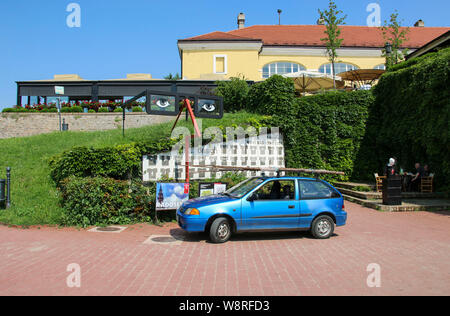 NOVI SAD SERBIA- Giugno 07, 2019: design originale di uno dei ristoranti sul territorio di Petrovaradin Fortress, Novi Sad Serbia Foto Stock