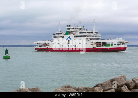 Red Funnel, Red Falcon, lasciando East Cowes, Isle of Wight, per tornare a Southampton, Hampshire, Regno Unito nel mese di agosto - traghetto per auto, traghetto del veicolo Foto Stock