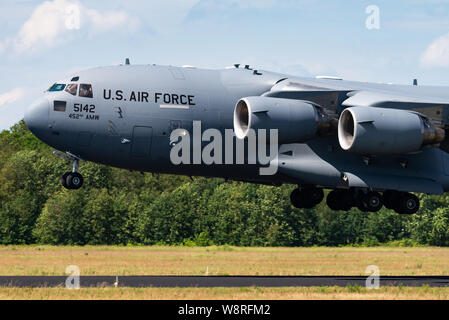 Un Boeing C-17 Globemaster III dal 452nd Aria Mobilità ala della United States Air Force a Volkel airbase nei Paesi Bassi. Foto Stock