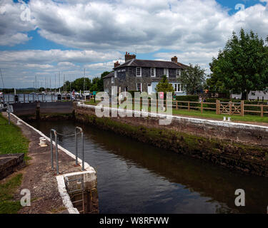 Blocco del fondo erboso e hotel all'ingresso della nave Exeter canal nel South Devon. Foto Stock