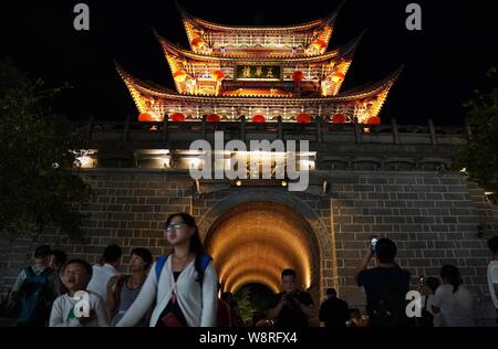 (190811) -- DALI, 11 Agosto, 2019 (Xinhua) -- i turisti per visitare la città vecchia di Dali, a sud-ovest della Cina di Provincia di Yunnan, il 10 agosto 2019. I turisti sono venuti qui per godere di incantevole vista notturna il cibo locale e attraente prestazioni durante le ore notturne. (Xinhua/Qin Qing) Foto Stock