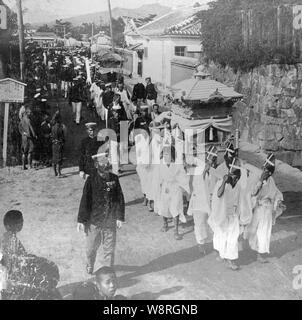 [ 1900 Giappone - Funerale militare ] - militare il corteo funebre a Hiroshima nel 1905 (Meiji 38) per gli ufficiali che sono caduti nella battaglia di Port Arthur (Lushunkou, Cina) durante la guerra Russo-Giapponese (1905-1905). Xx secolo stereoview vintage. Foto Stock