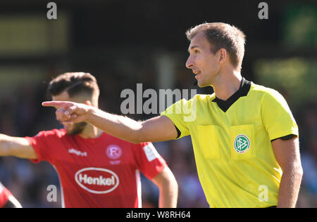 Villingen Schwenningen, Germania. 10 Ago, 2019. Calcio: DFB Cup, FC Villingen - Fortuna Düsseldorf, 1° round. Arbitro Florian Heft i gesti durante il gioco. Credito: Patrick Seeger/dpa - NOTA IMPORTANTE: In conformità con i requisiti del DFL Deutsche Fußball Liga o la DFB Deutscher Fußball-Bund, è vietato utilizzare o hanno utilizzato fotografie scattate allo stadio e/o la partita in forma di sequenza di immagini e/o video-come sequenze di foto./dpa/Alamy Live News Foto Stock