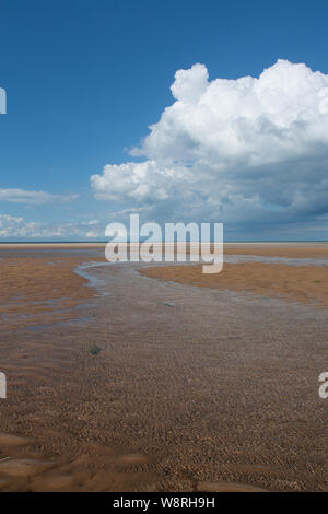 La spiaggia con la bassa marea a Burnham Overy Staithe, North Norfolk, Inghilterra, Regno Unito Foto Stock