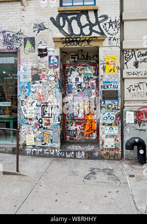 La porta di casa dove Jean-Michel Basquiat vissuto sulla Great Jones Street in East Village, il centro cittadino di New York City; Foto Stock