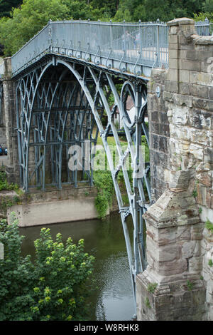 Il ponte in ferro, costruito da Thomas Telford in 1779, attraversando il fiume Severn in Ironbridge, Shropshire, Inghilterra, Regno Unito Foto Stock