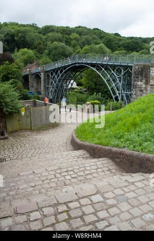 Il ponte in ferro, costruito da Thomas Telford in 1779, attraversando il fiume Severn in Ironbridge, Shropshire, Inghilterra, Regno Unito Foto Stock