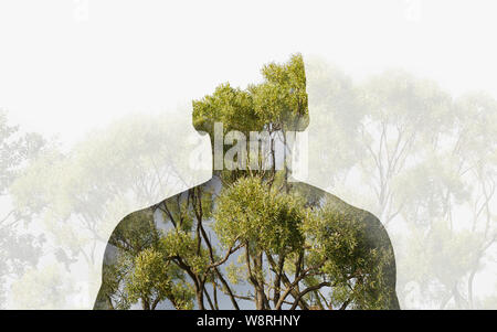 Esposizione doppia testa di silhouette ritratto di un uomo premuroso combinato con fotografia di paesaggio forestale. Foto Stock