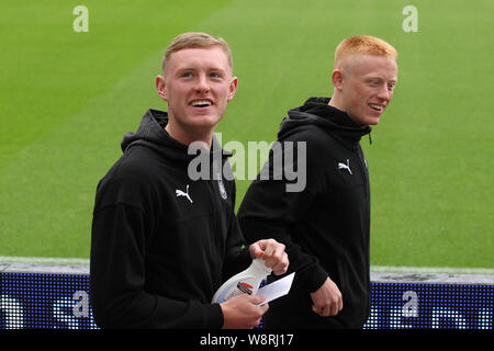 Newcastle upon Tyne, Regno Unito. 11 Agosto, 2019. Newcastle United Longstaff Matty (r) e Sean Longstaff (l) arrivano prima della Premier League match tra Newcastle United e Arsenal presso il St James Park, Newcastle domenica 11 agosto 2019. (Credit: Steven Hadlow | MI News) solo uso editoriale, è richiesta una licenza per uso commerciale. La fotografia può essere utilizzata solo per il giornale e/o rivista scopi editoriali: Credito MI News & Sport /Alamy Live News Foto Stock