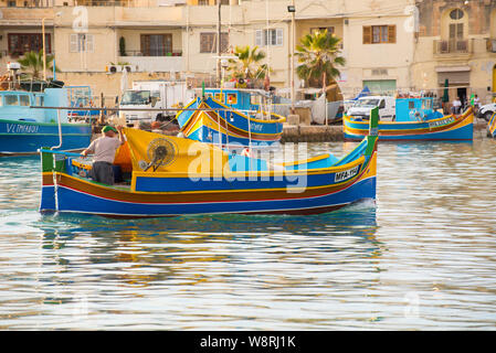 Marsaxlokk, Malta: 2019 maggio 16: Tradizionale eyed barche colorate Luzzu nel porto del villaggio di pescatori del Mediterraneo Marsaxlokk, Malta Foto Stock