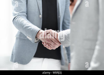 I manager di successo si stringono la mano dopo la chiusura della trattativa in ufficio Foto Stock