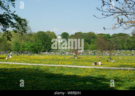 Aprile 2011. Il Monopteros nell'Englischer Garten Monaco di Baviera, Germania Foto Stock