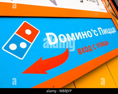Mosca, Russia - marzo 21. 2019. Domino Pizza - USA una catena internazionale di ristoranti fast food. Segno sulla parete dell'edificio Foto Stock