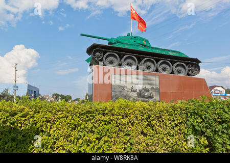 Taman, distretto Temryuk, Regione Krasnodar, Russia - Luglio 17, 2019: T-34 serbatoio con un 76 mm modello di pistola del 1941 su un piedistallo nel centro di Taman villa Foto Stock