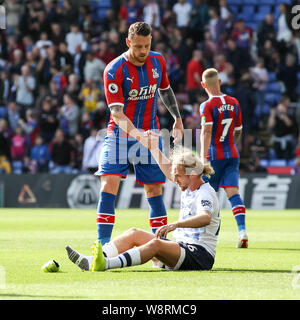 Londra, Regno Unito. 10 Ago, 2019. Connor Wickham di Crystal Palace falli Tom Davies di Everton durante il match di Premier League tra Crystal Palace e Everton a Selhurst Park, Londra, Inghilterra il 10 agosto 2019. Foto di Ken scintille. Solo uso editoriale, è richiesta una licenza per uso commerciale. Nessun uso in scommesse, giochi o un singolo giocatore/club/league pubblicazioni. Credit: UK Sports Pics Ltd/Alamy Live News Foto Stock