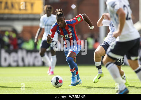 Londra, Regno Unito. 10 Ago, 2019. Wilfried Zaha di Crystal Palace in azione durante il match di Premier League tra Crystal Palace e Everton a Selhurst Park, Londra, Inghilterra il 10 agosto 2019. Foto di Ken scintille. Solo uso editoriale, è richiesta una licenza per uso commerciale. Nessun uso in scommesse, giochi o un singolo giocatore/club/league pubblicazioni. Credit: UK Sports Pics Ltd/Alamy Live News Foto Stock