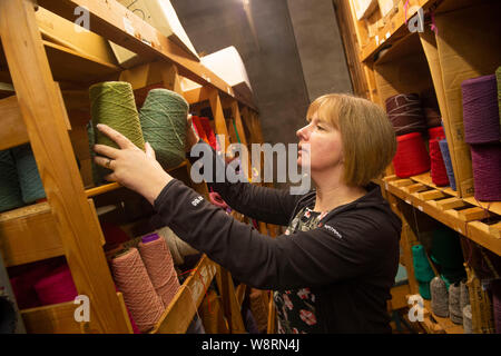 All'interno della fabbrica Laurence Odie maglieria nel villaggio di Hoswick Shetland che produce maglieria per case di moda in tutto il mondo Foto Stock