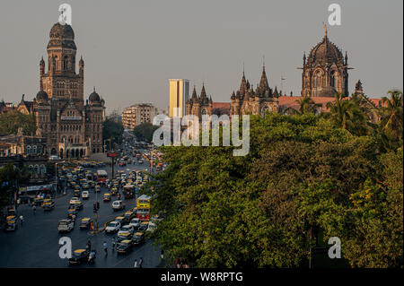 08 nov 2008 traffico allo svincolo di cinque road a VT ora CST Chhatrapati Shivaji Maharaj Terminus e Bombay Municipal Corporation, BMC Mumbai, Maharash Foto Stock