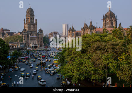 08 nov 2008 traffico allo svincolo di cinque road a VT ora CST Chhatrapati Shivaji Maharaj Terminus e Bombay Municipal Corporation, BMC Mumbai, Maharash Foto Stock