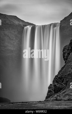 Skogafoss, la più alta cascata nel sud dell'Islanda Foto Stock