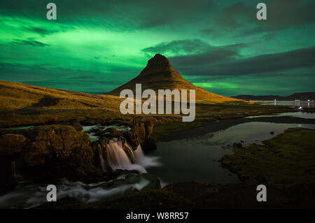 Luci del nord (Aurora Boreale) oltre Kirkjufell in Islanda Foto Stock