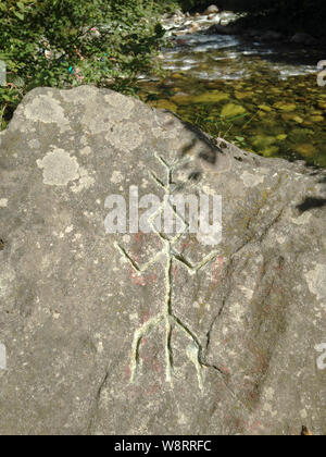 Pitture rupestri del popolo antico. Immagine di un antico uomo. Antico disegno su una roccia in Siberia in una fitta foresta Foto Stock