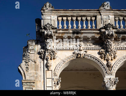 In parte crollate e fatiscenti, una volta grand spagnolo edificio coloniale nel centro di Avana, Cuba su un molto soleggiata giornata con cielo blu. Foto Stock