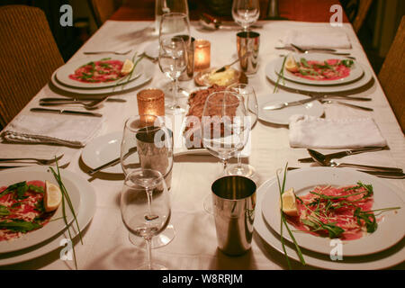 Posizionare l'impostazione e carpaccio su piastre Foto Stock