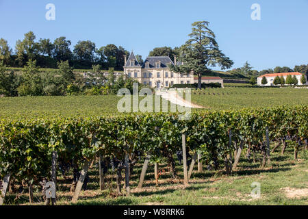 Saint Emilion, Francia - 11 Settembre 2018: Vigneto di Chateau Fonplegade - nome (letteralmente fontana di abbondanza) è stata derivata dalla storica xiii ce Foto Stock