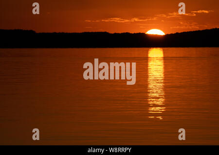 Tramonto sul lago Kariba, il mondo il più grande lago artificiale, Zimbabwe Foto Stock