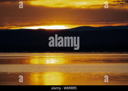 Tramonto sul lago Kariba, il mondo il più grande lago artificiale, Zimbabwe Foto Stock