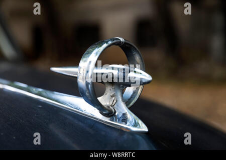 Circolari e avveniristico chrome mascotte del cofano o il cofano ornamento di nero 1950 classic car close up Foto Stock