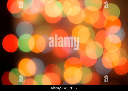 Garland su un Capodanno. Bokeh multicolore, luci festose sull'albero di Natale, defocalizzata luci di Natale e Anno Nuovo e un allegro in vacanza Foto Stock