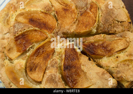 Close-up di torta di mele con grandi fette di mele e un pezzo a fette, sfondo, vista dall'alto. Pasta dolce con le mele Foto Stock