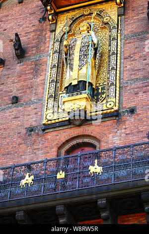 Copenaghen, Municipio facciata- Absalon rilievo statua dorata di 1901 da Vilhelm Bissen (1836 - 1913) che rappresentano Absalon, arcivescovo danese e statesm Foto Stock