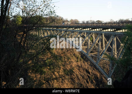 La Victoria Falls Bridge segna il confine tra Zambia e Zimbabwe in Africa australe Foto Stock