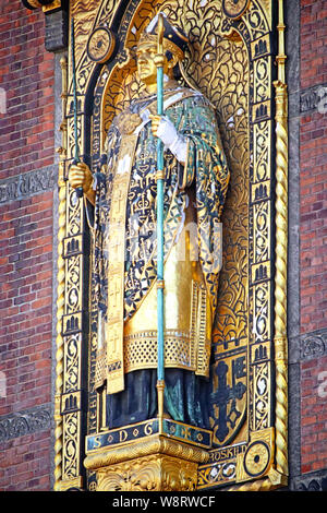 Copenaghen, Municipio facciata - Absalon rilievo statua dorata di 1901 da Vilhelm Bissen (1836 - 1913) che rappresentano Absalon, arcivescovo danese e membri Foto Stock