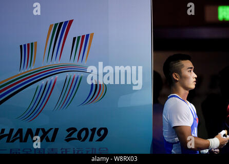 Taiyuan, Cina. 11 Ago, 2019. Fan Yang della provincia di Guizhou delegazione si prepara prima di uomini pesi 61kg Finale del 2° Giochi della Gioventù della Repubblica popolare di Cina a Taiyuan, del nord della Cina nella provincia dello Shanxi su 11 Agosto, 2019. Credito: Li Yibo/Xinhua/Alamy Live News Foto Stock