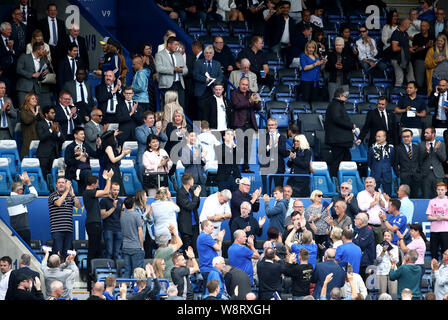 Il Leicester City fan applaudire il nuovo Leicester City Presidente Aiyawatt Srivaddhanaprabha durante il match di Premier League al King Power Stadium, Leicester. Foto Stock